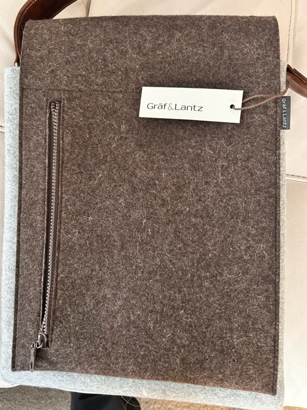 Graf Lantz NWT Merino Wool Felt Messenger Bag Gray Brown Leather Strap
NWT - Picture 5 of 6